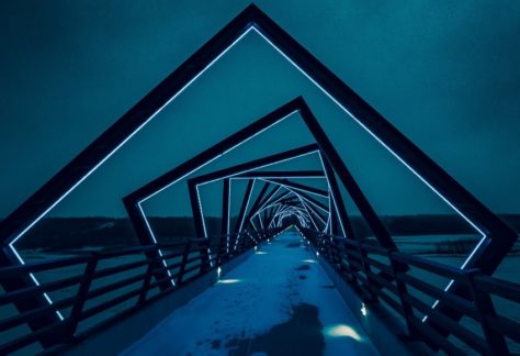 Beleuchteter Weg bei Nacht