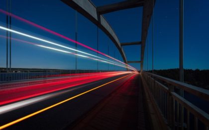 Brücke mit Leuchtstreifen