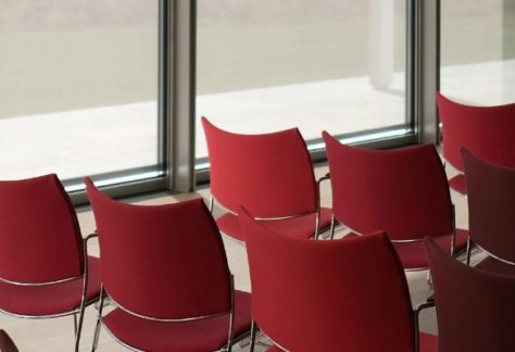 Rote Stühle in Konferenzraum