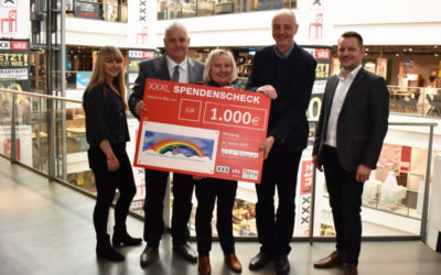 Kamingespräch und roter Stuhl: 1.000 € für Kinderkrebshilfe Würzburg